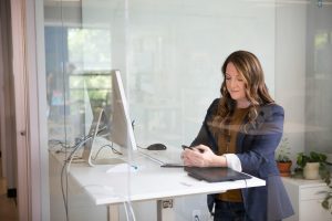 Le bureau assis debout d'occasion contre les risques de TMS
