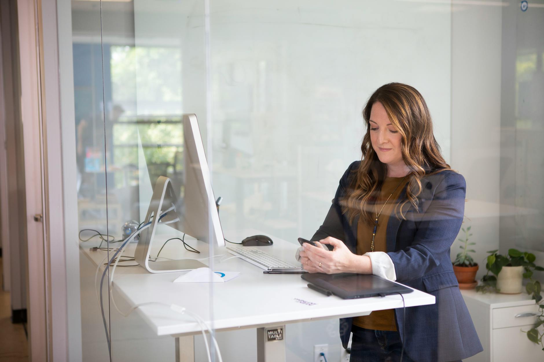 Le bureau assis debout d&rsquo;occasion contre les risques de TMS — couverture JPR International