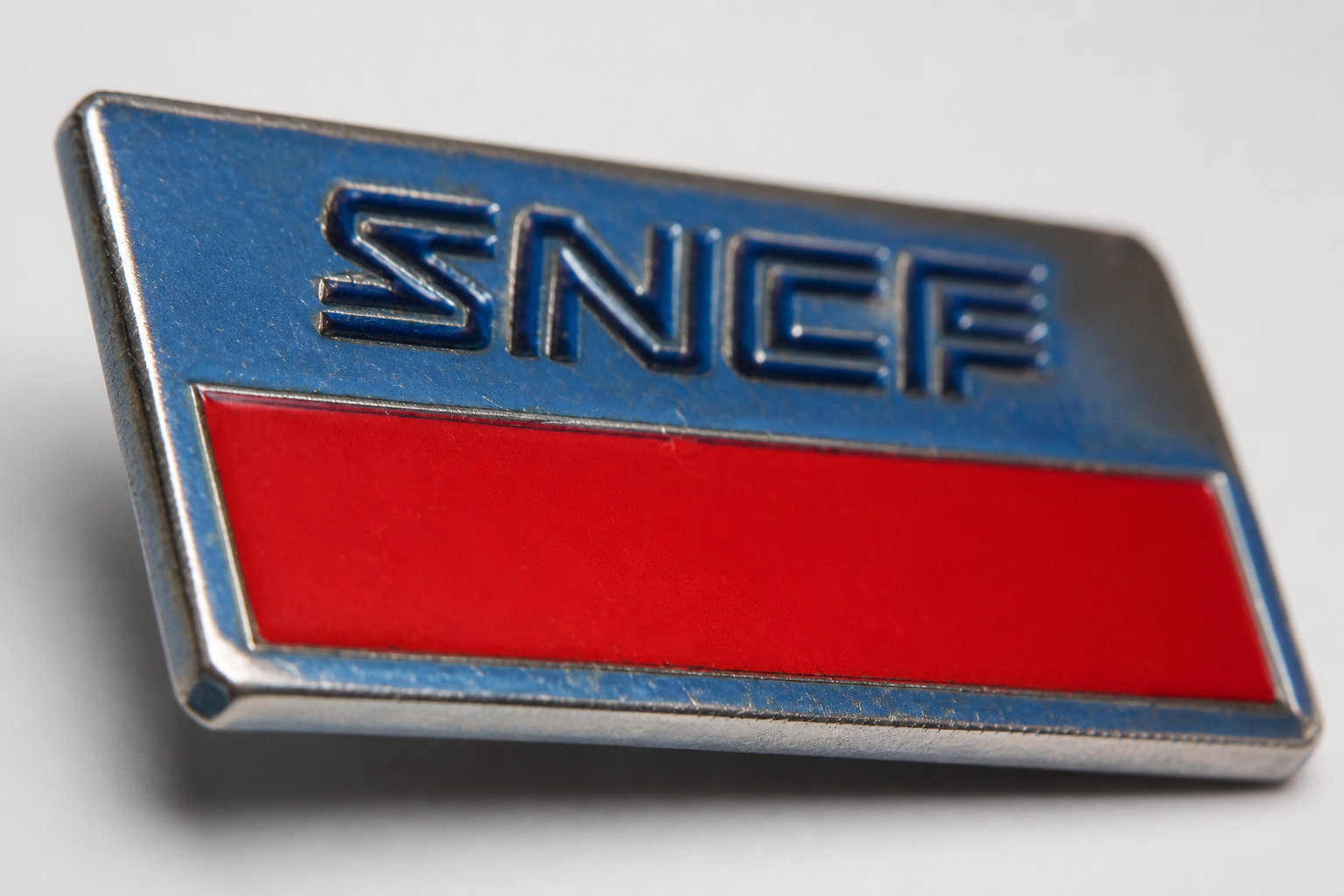Pourquoi passer du sigle technique à la marque de service ?