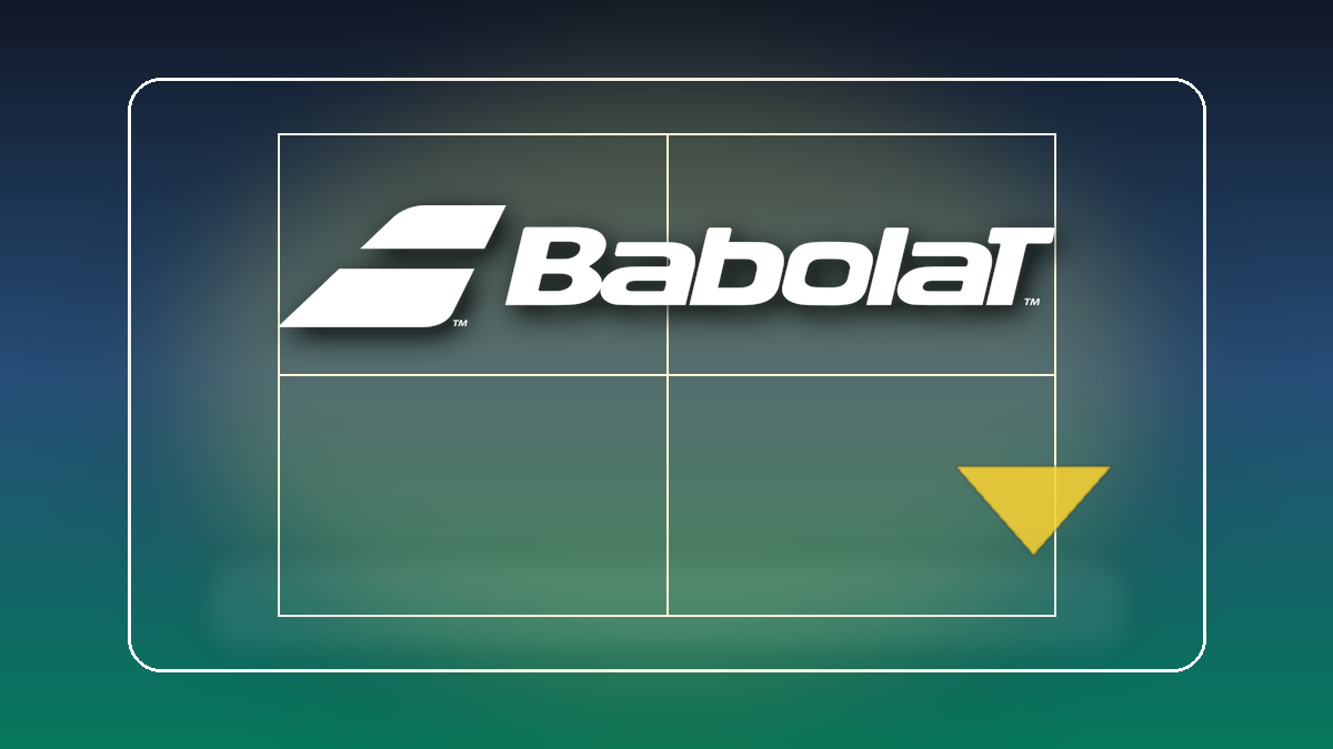Logo officiel Babolat sur un fond inspiré du court de tennis