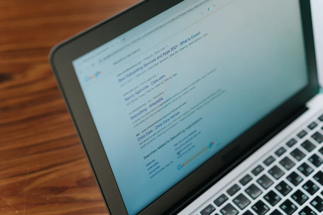 Page de moteur de recherche affichée sur un ordinateur portable