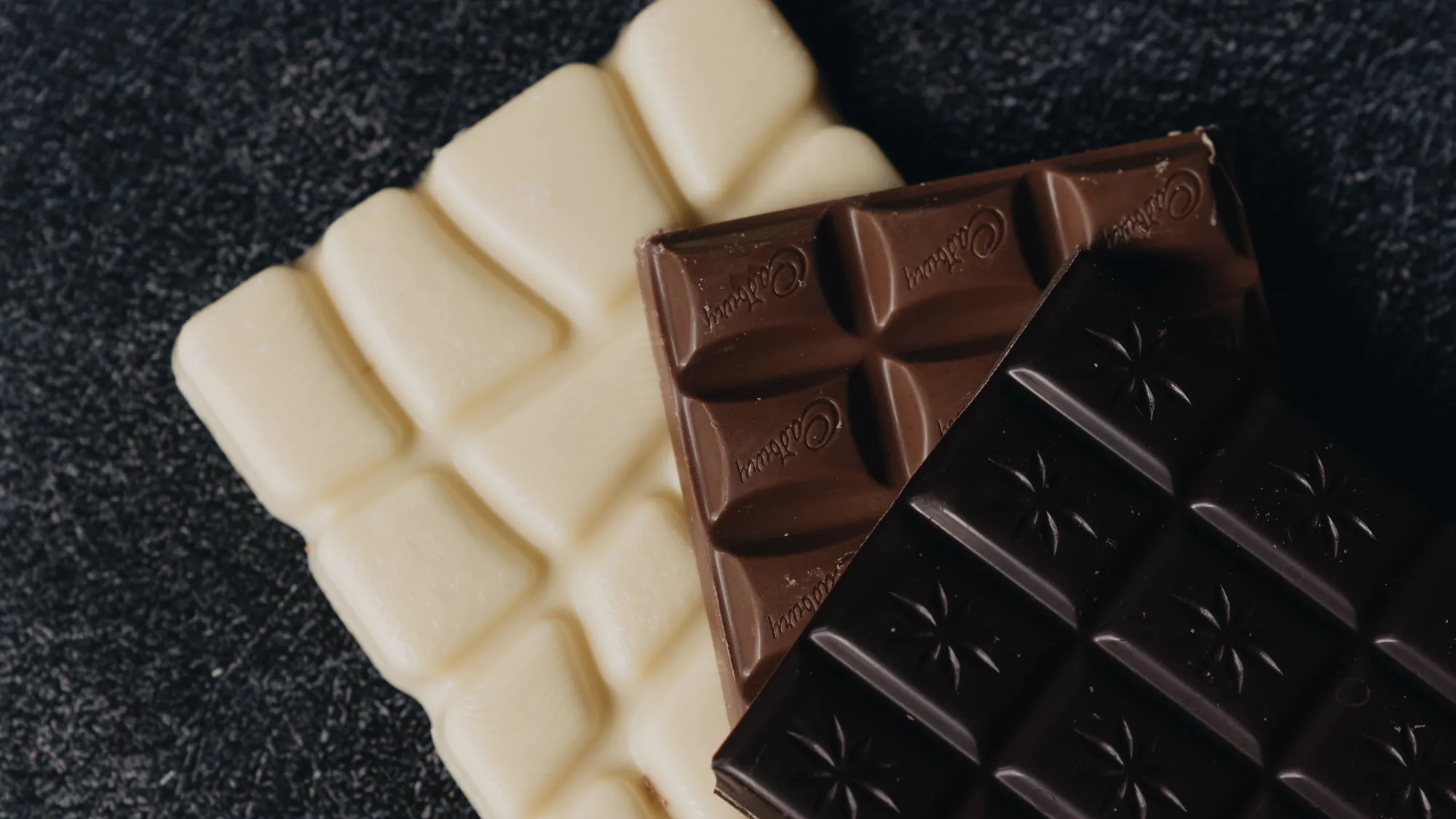 Barres de chocolat Toblerone empilées