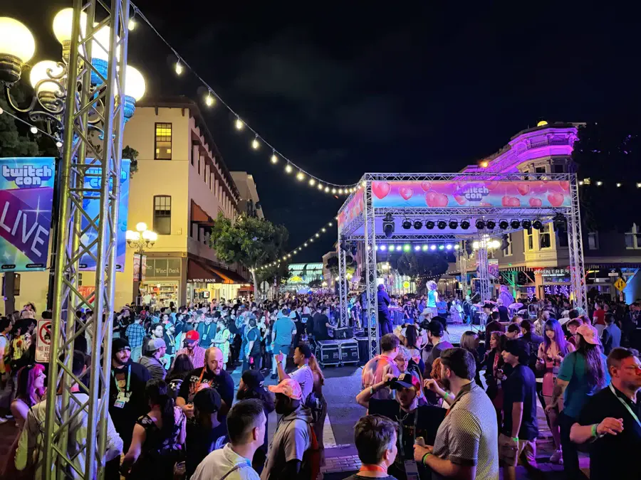 Soirée de la TwitchCon en plein air, scène et signalétique aux couleurs de la plateforme