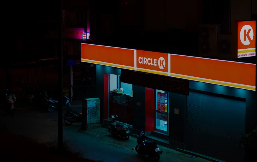 Enseigne lumineuse de station-service la nuit