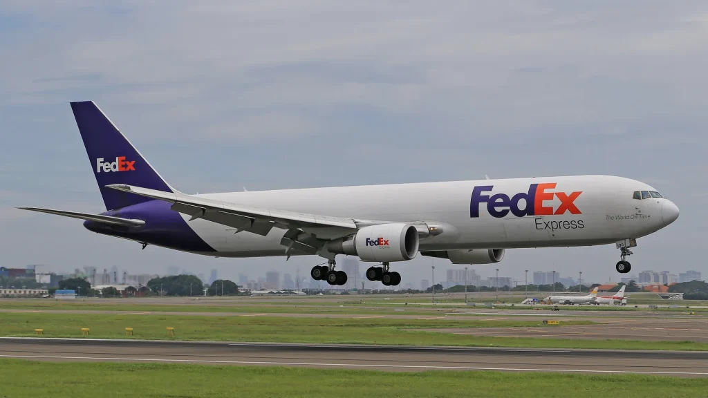 Logo FedEx : la flèche cachée et l&rsquo;histoire du lettrage