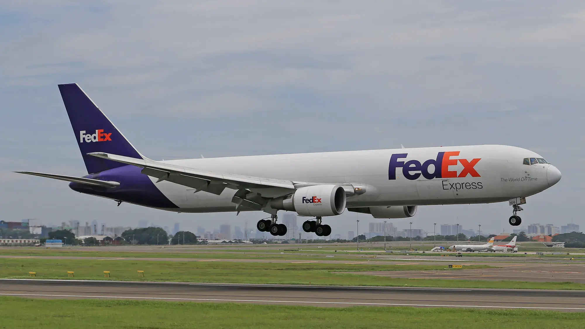 Logo FedEx : la flèche cachée et l&rsquo;histoire du lettrage — couverture JPR International