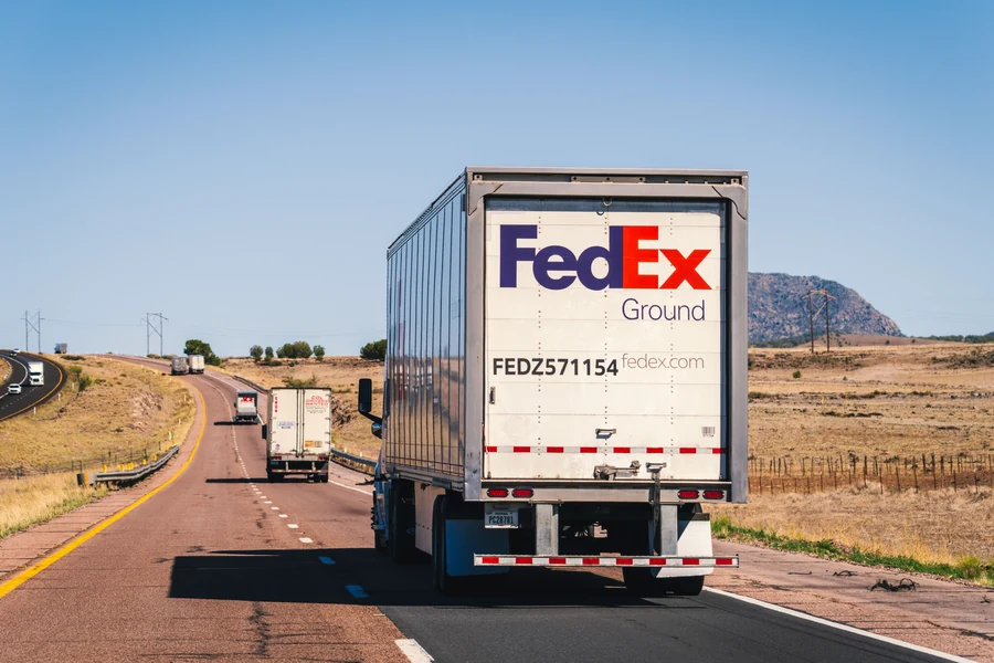 Remorque de camion FedEx Ground sur une autoroute d'Arizona, avec le Ex orange et la mention Ground en gris