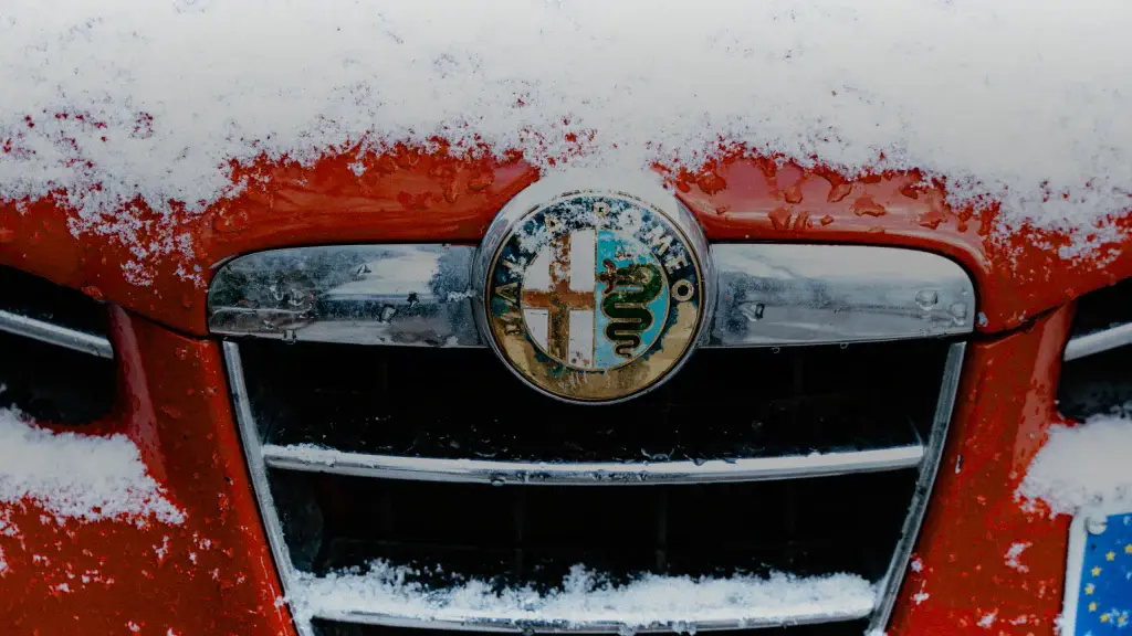 Badge Alfa Romeo givré sur une calandre rouge