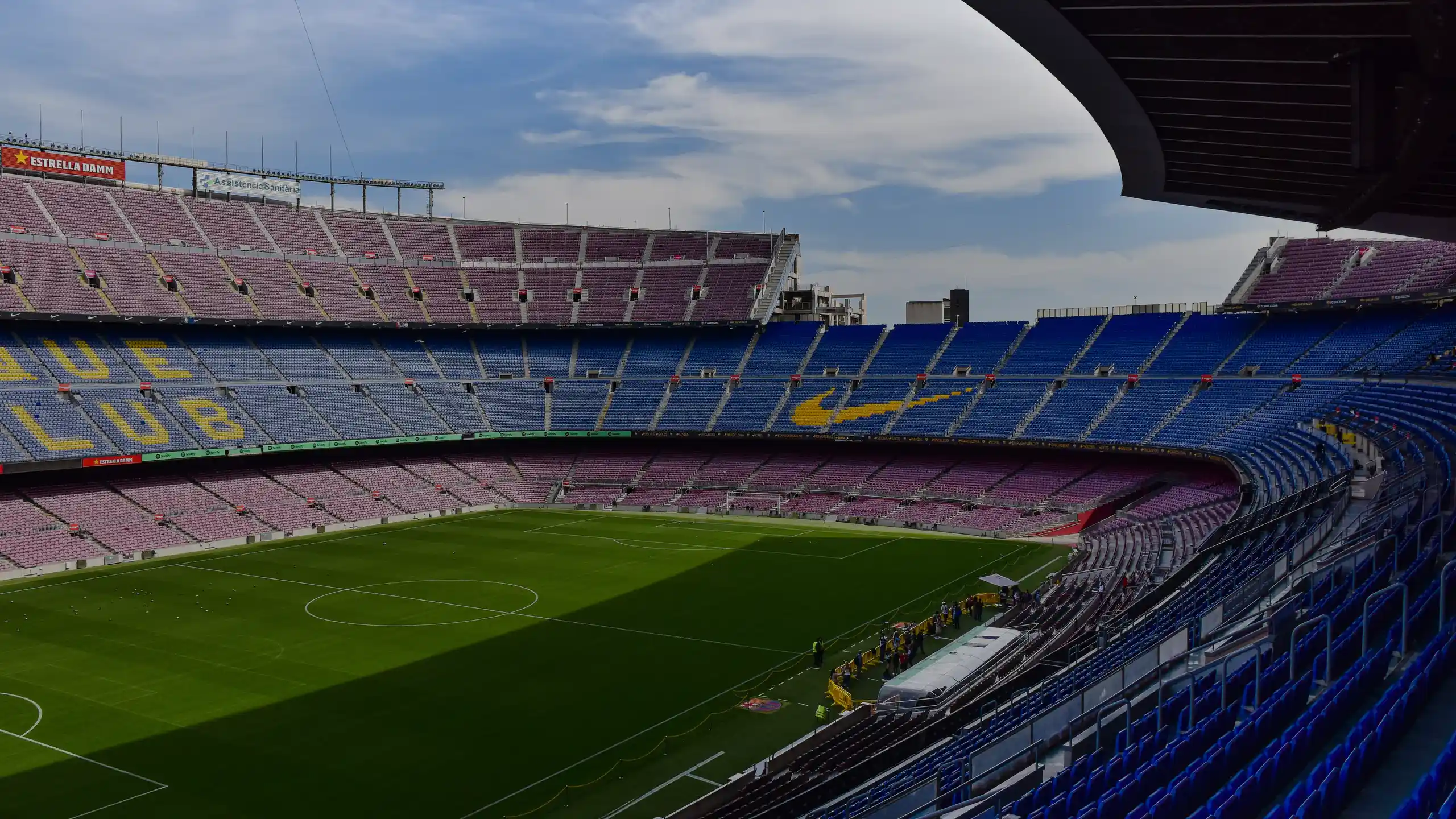 Stade de football vu des tribunes, pelouse et gradins