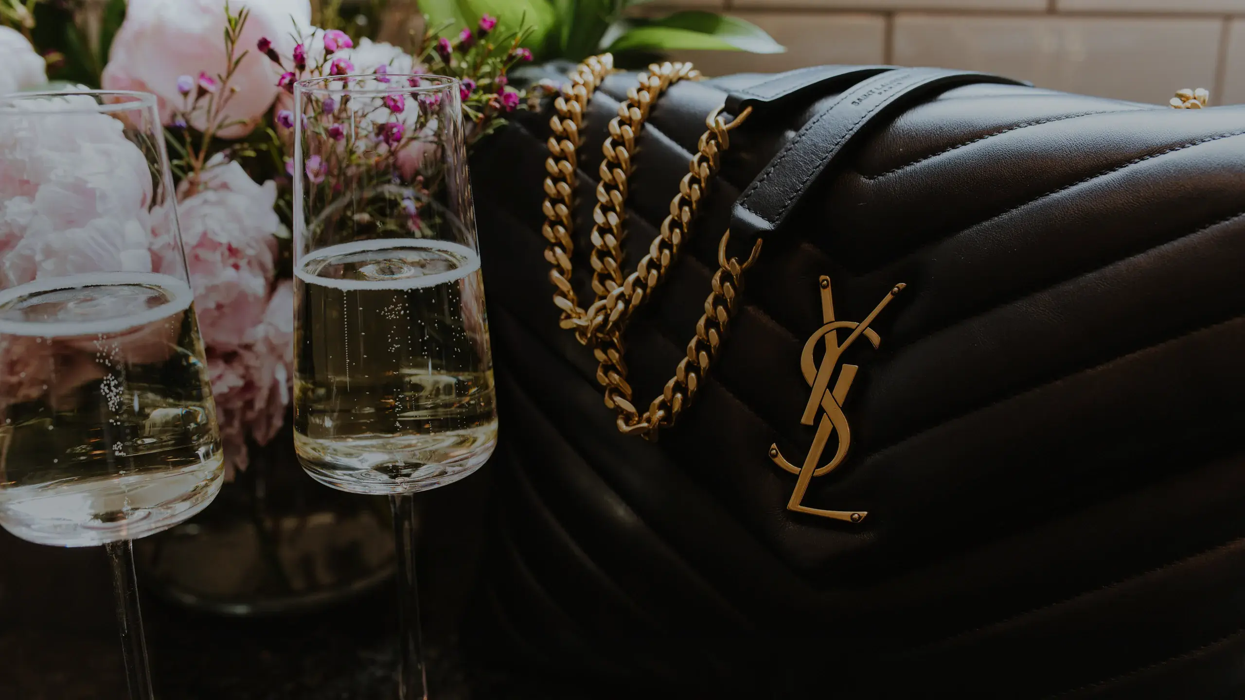 Monogramme doré YSL sur un sac en cuir matelassé