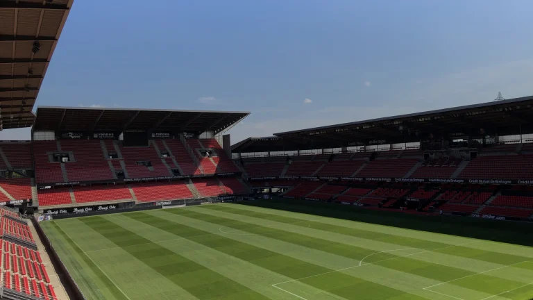 Logo du Stade rennais : hermines, rouge et noir et dates