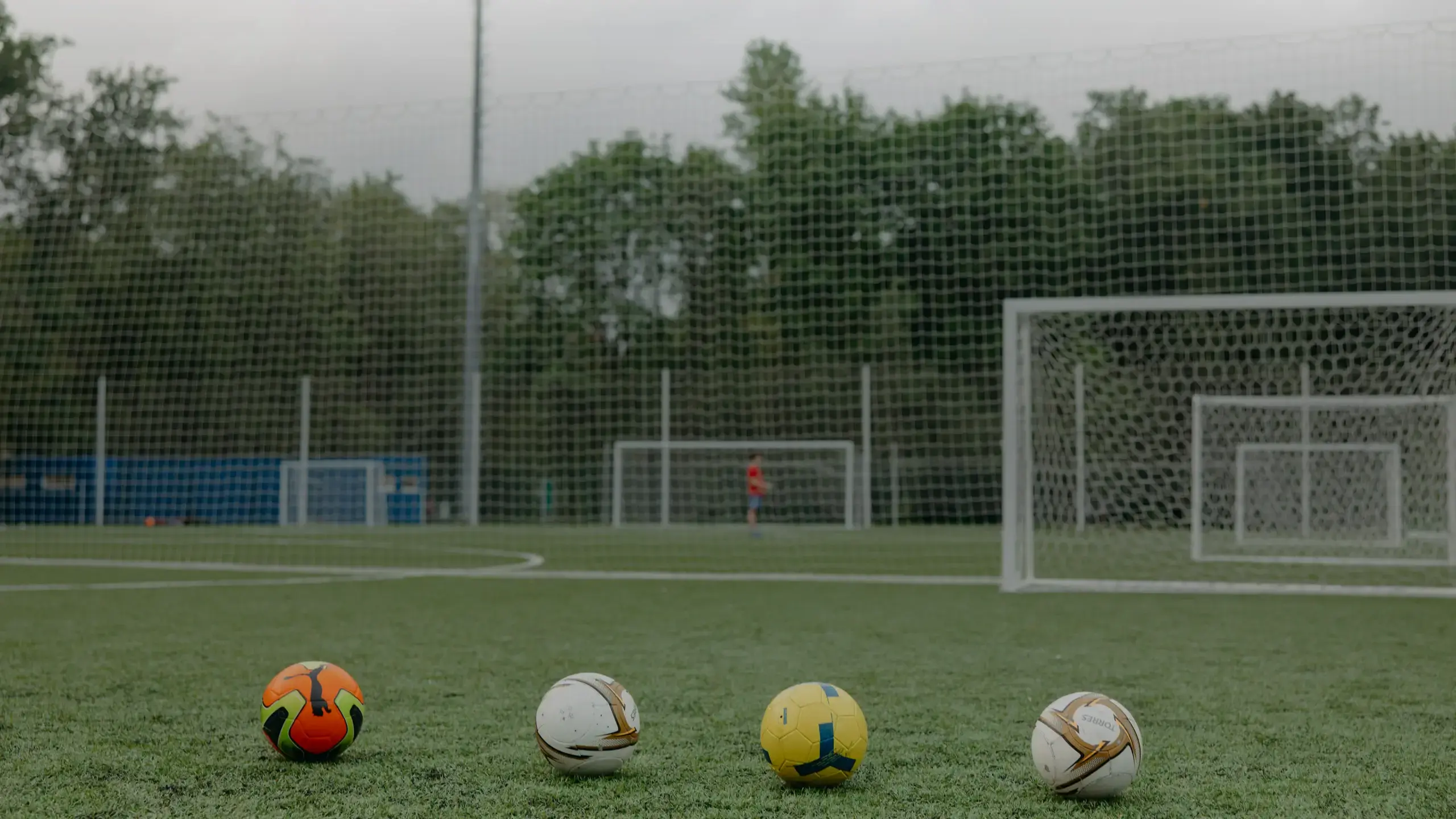 Ballons sur une pelouse devant les cages