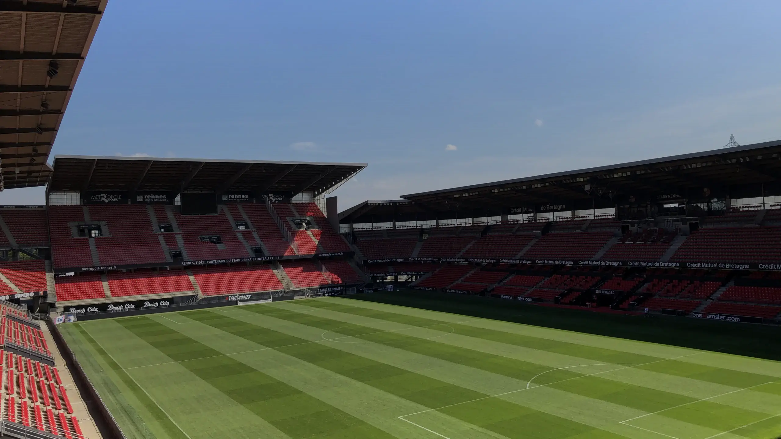 Les tribunes rouges du Roazhon Park (photo Futurhit12, CC BY-SA 4.0, Wikimedia Commons)