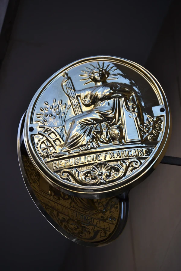 Panonceau de notaire en France, plaque dorée à l’effigie de la République