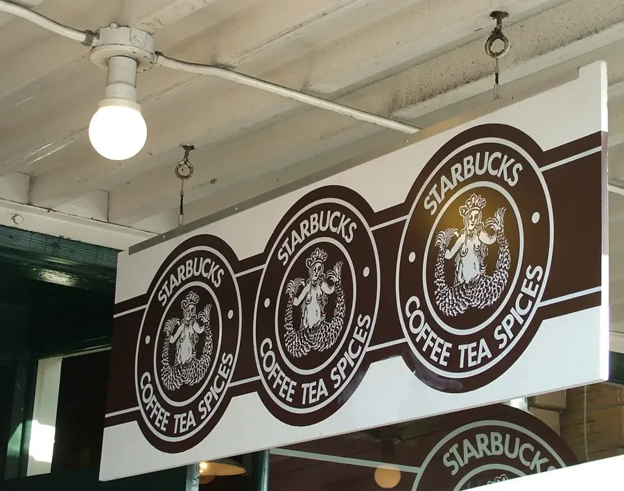 Enseigne Starbucks reprenant le logo brun de la première période, avec sirène couronnée