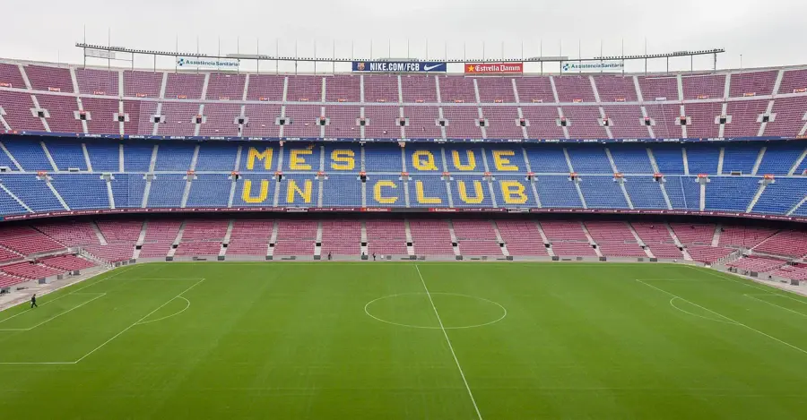 Tribunes du Camp Nou avec la devise Més que un club inscrite dans les gradins