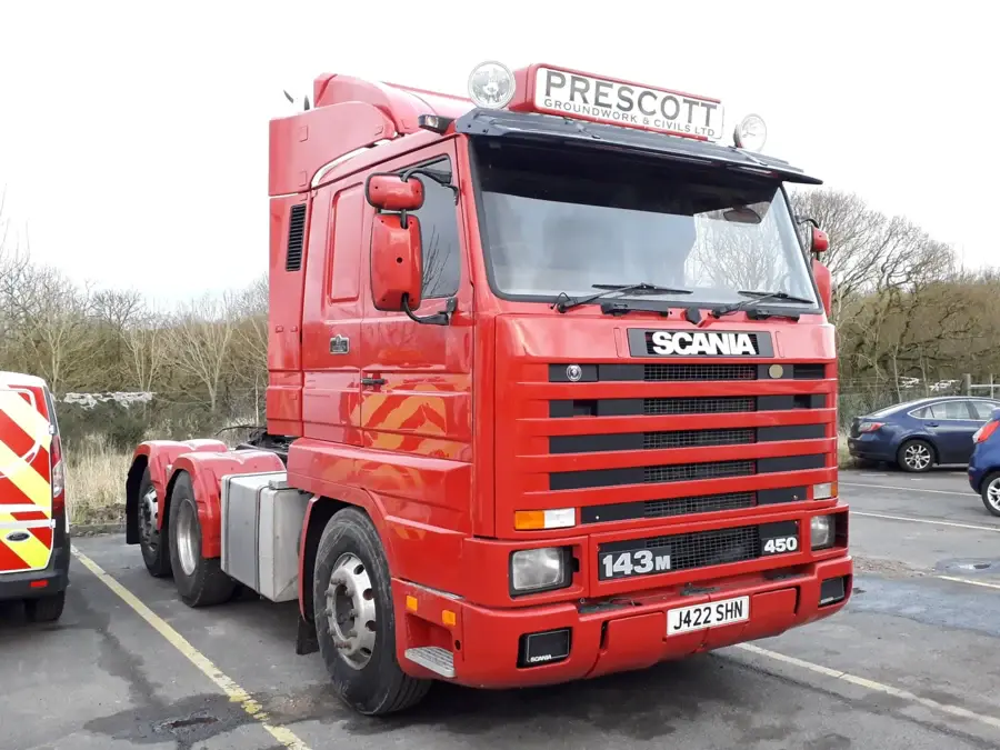 Calandre d'un camion Scania 143M 450 portant le nom de la marque en lettres blanches