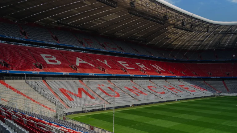 Logo Bayern Munich : 1900, 1954, 2017 et sens des losanges