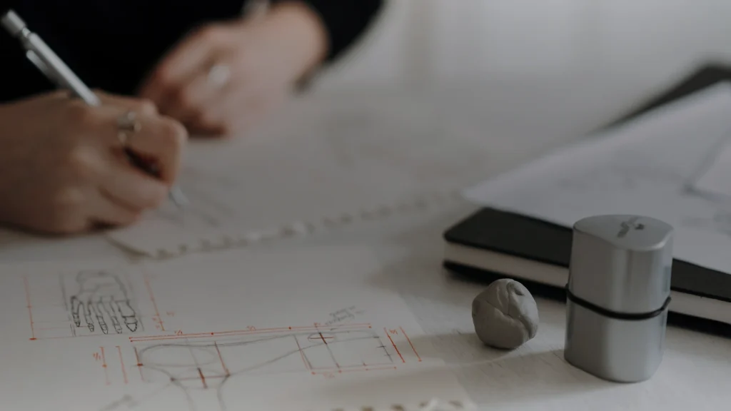 Logo Pininfarina : badge à couronne, lettrage et dates