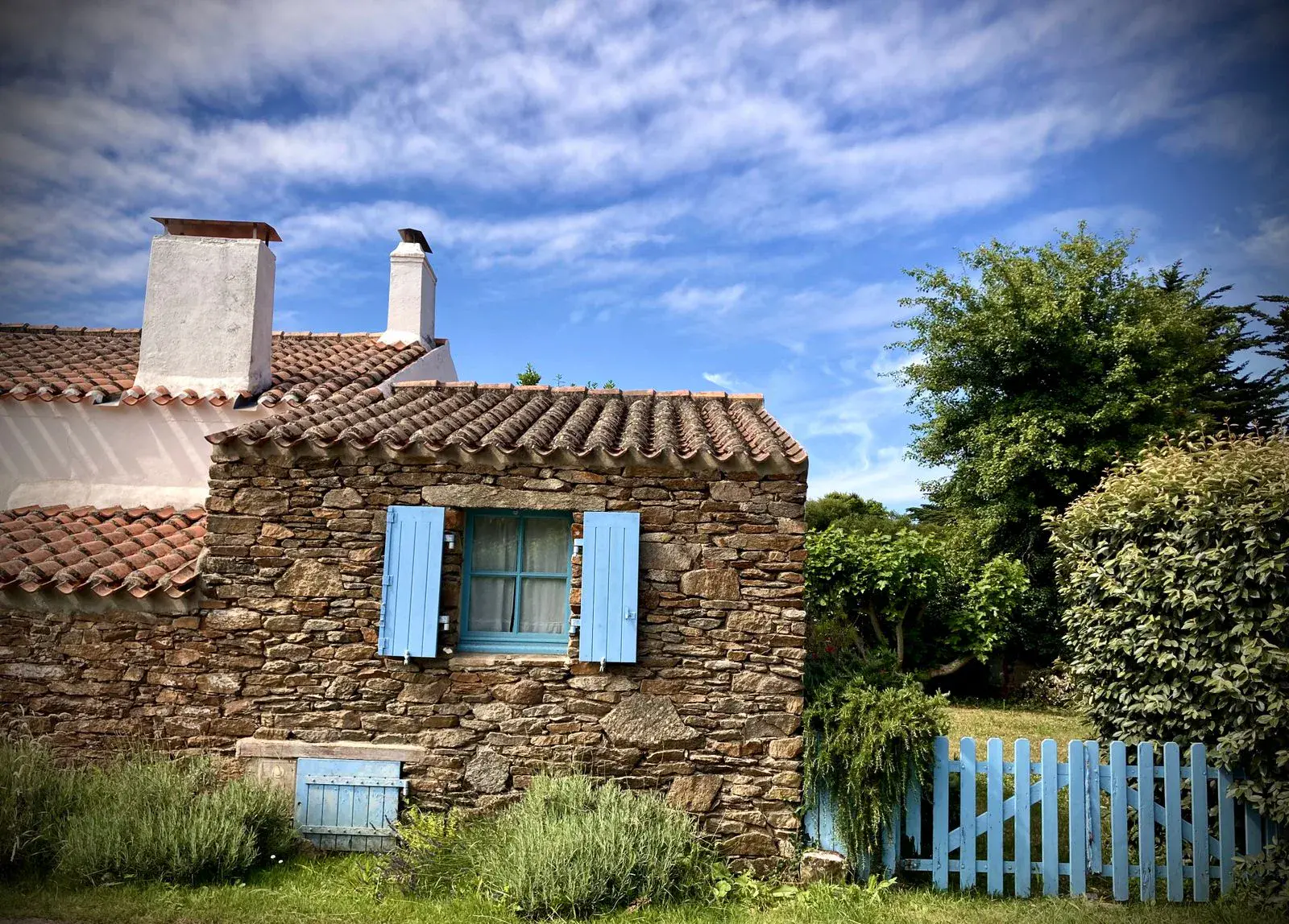Gîte en pierre aux volets bleus dans la campagne française